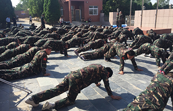 軍訓(xùn)現(xiàn)場，教官逐個檢查軍姿標(biāo)準(zhǔn)！