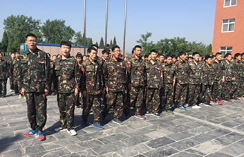 軍訓(xùn)現(xiàn)場，教官逐個檢查軍姿標(biāo)準(zhǔn)！