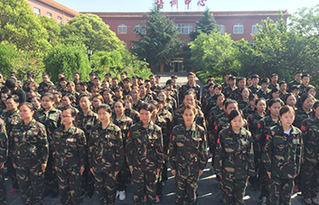 軍訓(xùn)現(xiàn)場，教官逐個檢查軍姿標(biāo)準(zhǔn)！