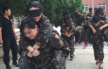 因?yàn)樾湃危还苎赝居卸嗝吹亩盖推D險，我都將攙扶著你勇敢前行。