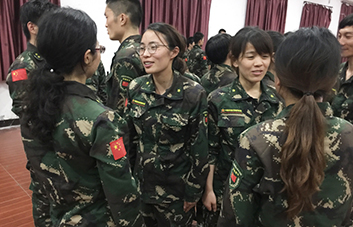 人生不易，要學(xué)會贊美他人！