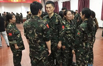 善于發(fā)現(xiàn)身邊世界的美，不吝嗇對別人的贊美
