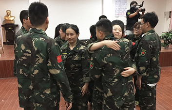 人生不易，要學(xué)會贊美他人！