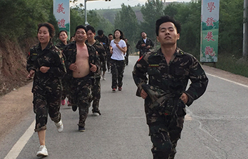 徒步拉練15公里，體驗(yàn)“長征路”，磨礪火爆人血性虎氣！